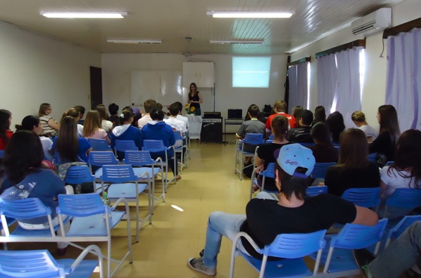 Psicóloga realiza palestra sobre futuro e adolescência 